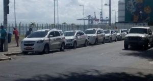 Taxistas transportam gratuitamente famílias