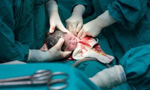 Médicos discutem durante cesariana e bebê morre