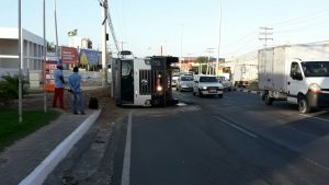 Agora: Acidente com caçamba gera congestionamento na Estrada do Coco