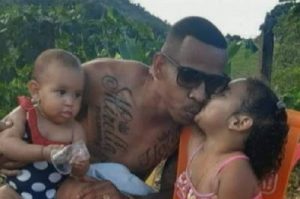 Pai MATA as filhas de 1 e 3 anos, atira na sogra  e depois se suicida