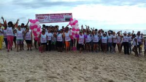 Corrida para mulheres na praia de Ipitanga