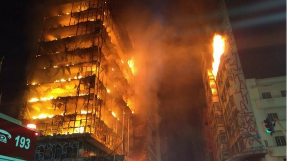 Prédio desaba em incêndio em São Paulo