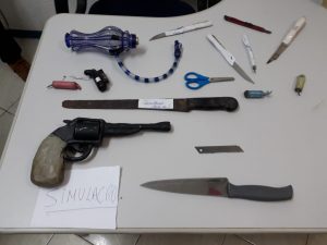 Divisão de segurança apreende facas e arma de brinquedo 