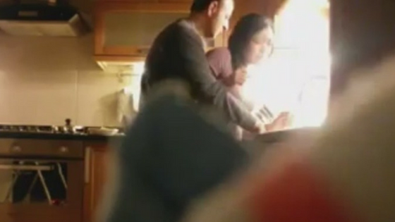 Empregada grava vídeo sendo abusada por patrão na cozinha