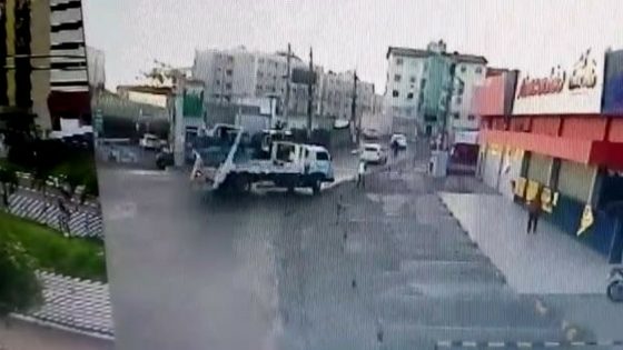 Vídeo do momento exato em que caminhão mata 2 pessoas