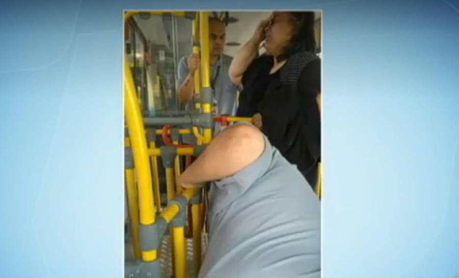 Mulher fica presa em catraca de ônibus 