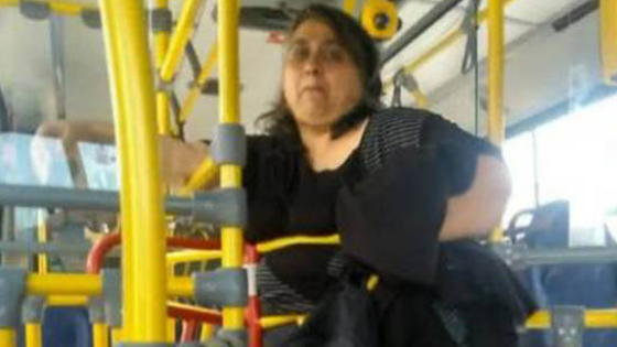 Mulher fica presa em catraca de ônibus