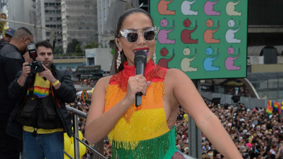 Anitta não se posiciona contra Bolsonaro
