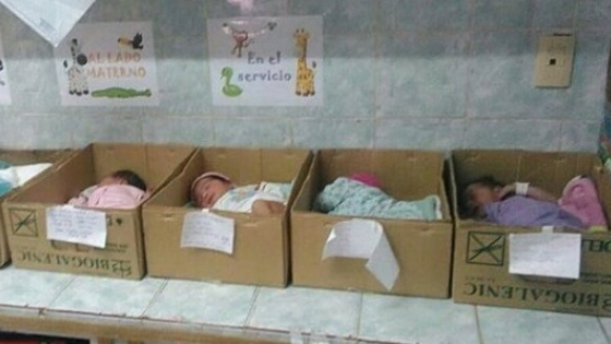 Bebês dormem em caixas de papelão em hospital na Venezuela