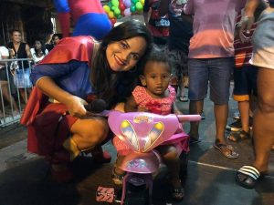 Débora Regis fez a alegria da criançada em Itinga