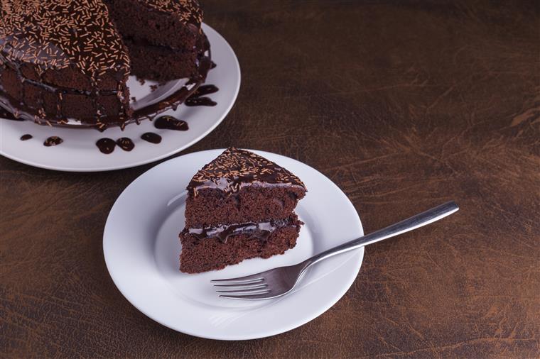 Comer bolo de chocolate ajuda a perder peso