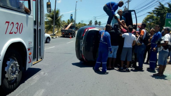 Carro fica destruído após capotar na Estrada do Coco