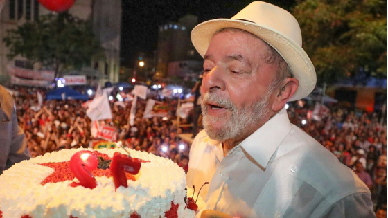 Lula pede voto de presente de aniversário