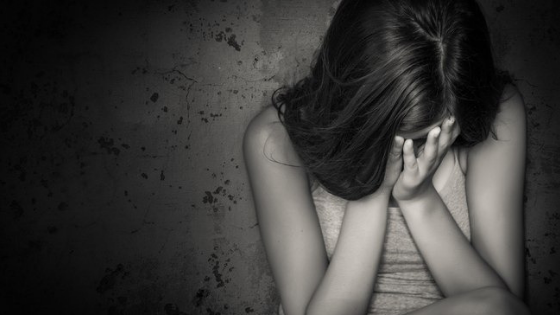 Enteada denuncia padrasto após ser estuprada durante 8 anos