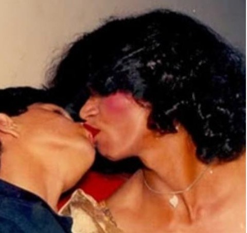 Ex-mulher vaza foto de Luciano beijando travesti