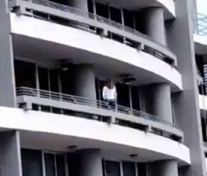 Mulher cai do 27º andar enquanto tira uma selfie