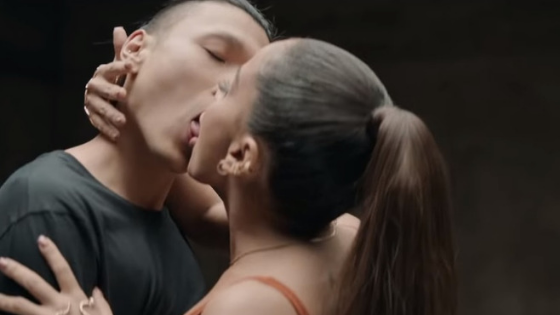 Anitta beija homens e mulheres em novo clipe