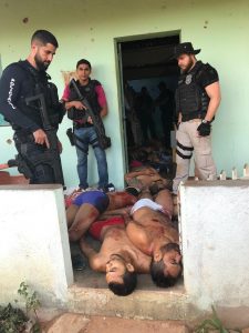 11 suspeitos de assaltos a banco morrem em confronto com a Polícia Civil