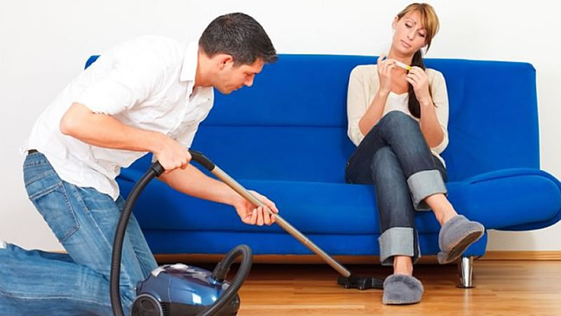 Mulheres traem mais quando homens não limpam a casa