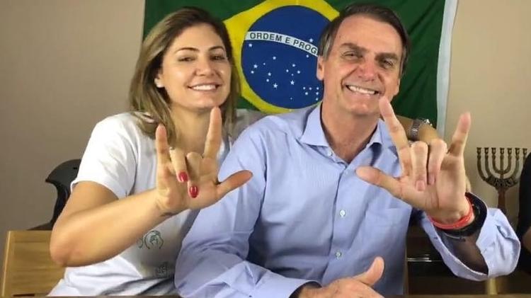 Michelle Bolsonaro exibe tatuagem