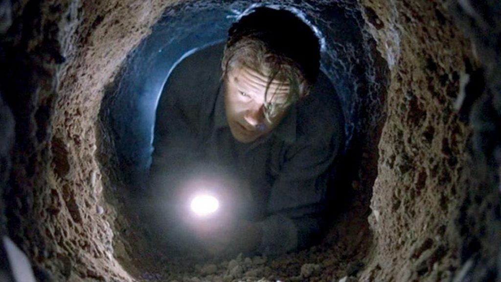 Homem cava túnel da sua casa até o bar pra beber enquanto sua esposa dormia