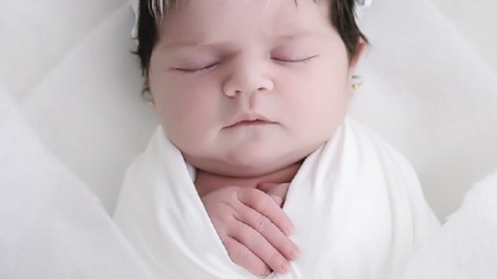 Bebê nasce com ‘luzes no cabelo’ e faz sucesso na internet