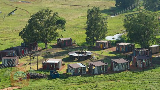 Hotel simula favela para clientes ricos experimentarem a pobreza