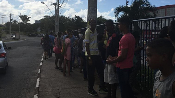 Eleitores denunciam venda de ficha em fila da biometria