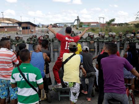 Ambulâncias venezuelanas entram no Brasil levando 5  feridos