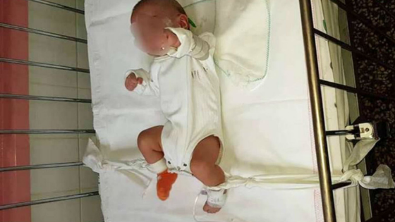 Enfermeira amarra bebê de 5 meses na cama do hospital