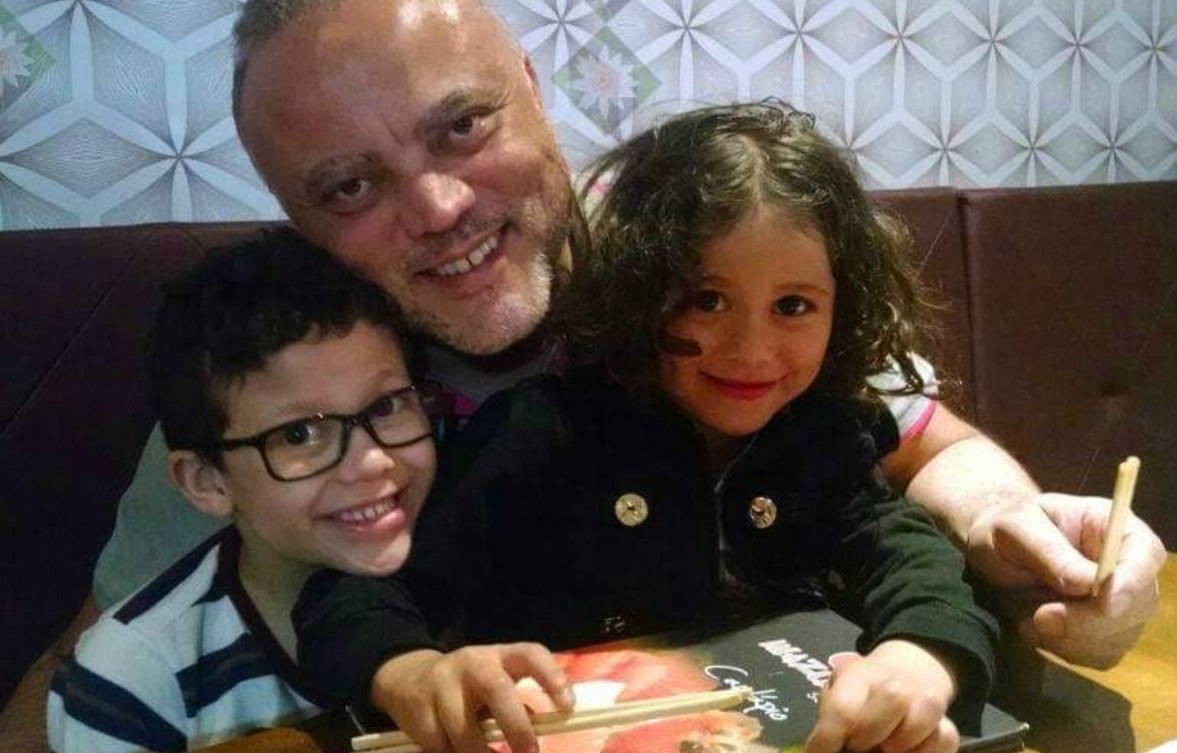 Pai mata filhos de 6 e 9 anos com tiros na cabeça