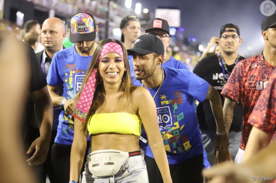 Anitta e Neymar aos beijos no carnaval
