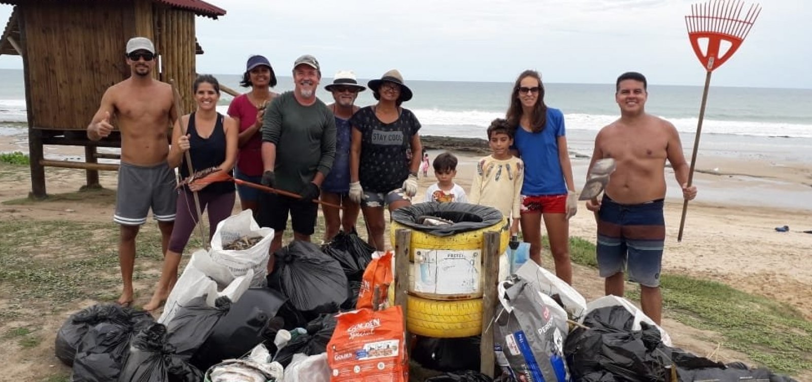 Vizinhos se juntam para limpar praia em Lauro de Freitas