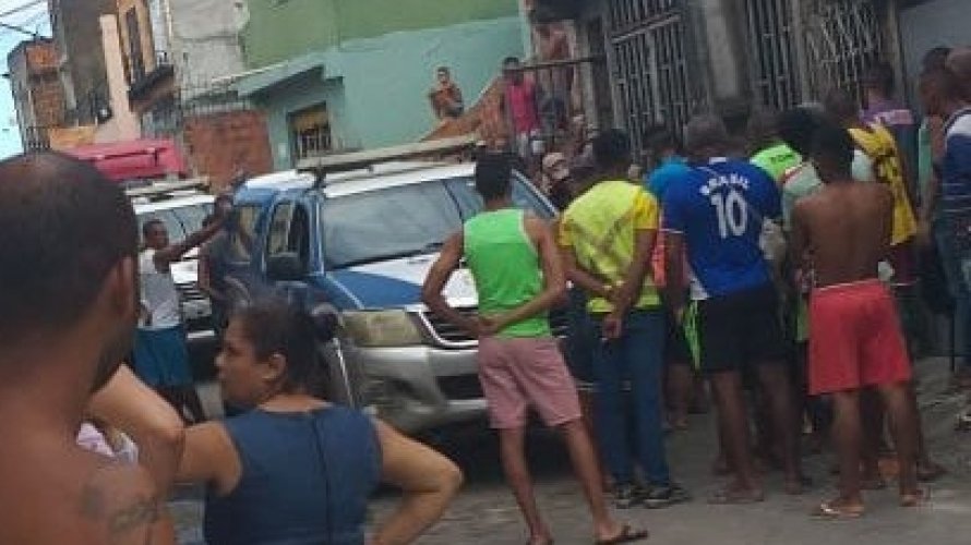 Filho mata pai da PM a tiros dentro de casa em Salvador