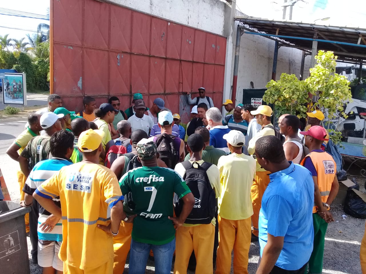 Prefeitura de Lauro de Freitas induz Garís a perderem direitos trabalhistas