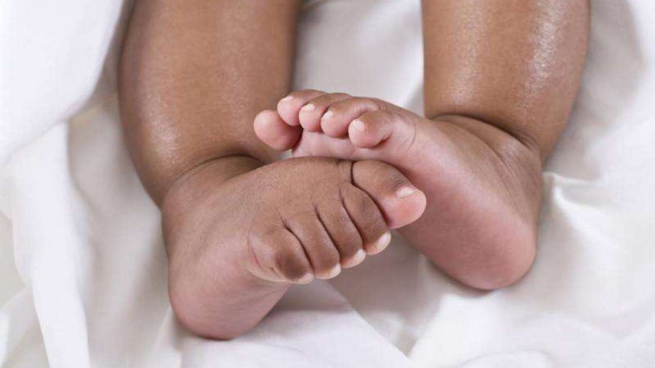 Bebê de 5 meses morre após os pais fazerem circuncisão caseira