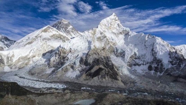 Geleiras derretem no Everest expõe corpos congelados