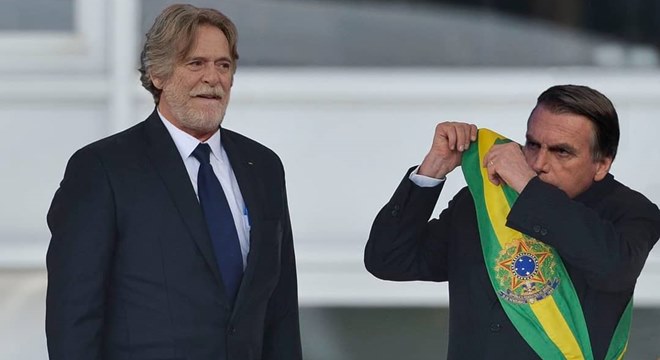 José de Abreu é aclamado presidente do Brasil