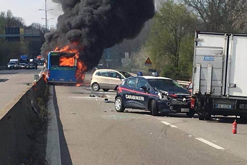 Motorista sequestra e coloca fogo em ônibus cheio de crianças