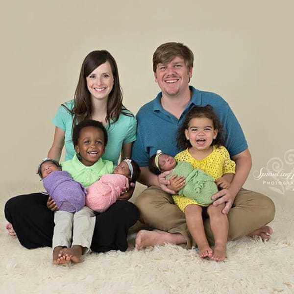 Casal dá a luz 3 crianças negras