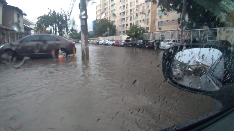 Chuva deixa Lauro de Freitas debaixo d'água