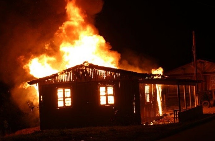 Homem coloca fogo na casa