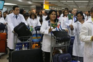 Bolsonaro prepara a readmissão de cubanos