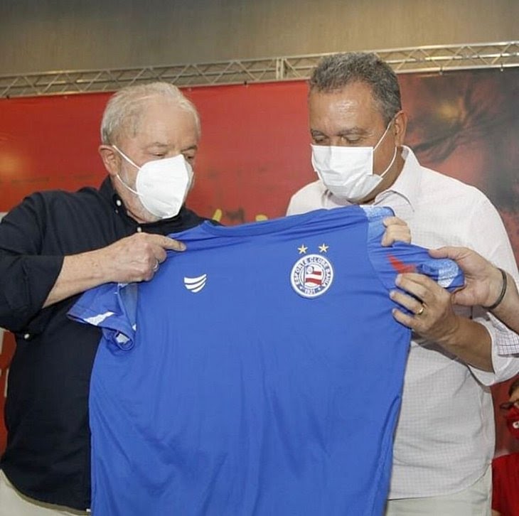 Lula recebe camisa genérica do Bahia