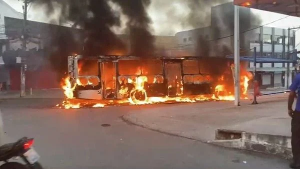 Violência em São Cristóvão: Ônibus é incendiado após mortes no bairro