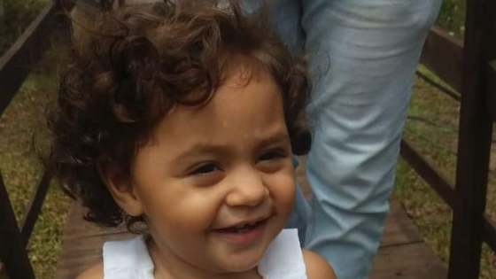 Morre menina de 2 anos atingida com tiro no aniversário